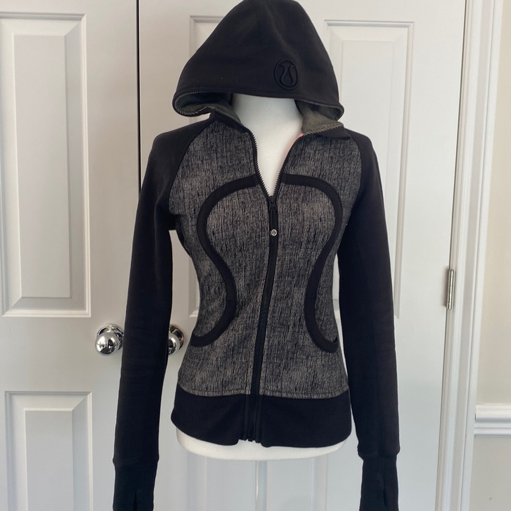 Women’s Lululemon jacket size 4 Colors gray and black